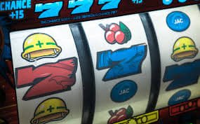 Studio kasino langsung win live dengan dealer Teen Patti dan kamera multi-sudut